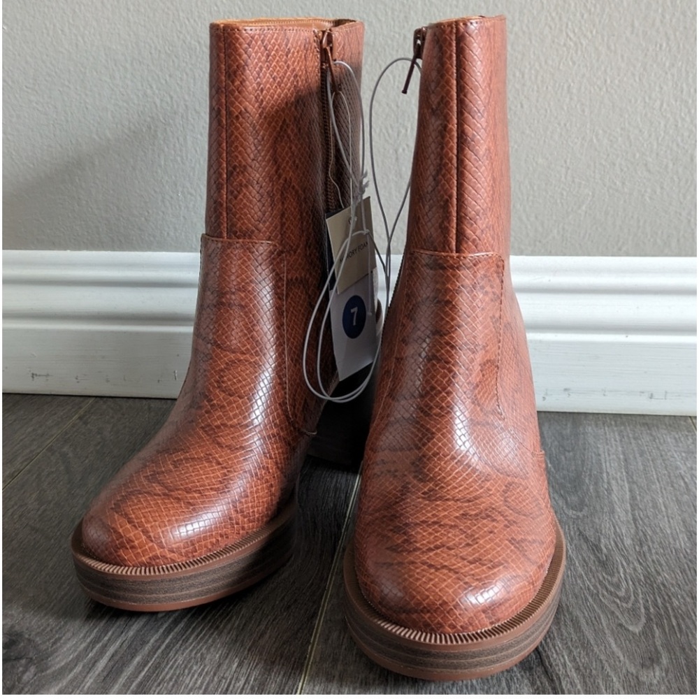 Women’s Platform Boots.  Brown 7